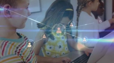 Bilgisayar kullanarak çeşitli öğrenciler üzerinden bağlantı ağının animasyonu. eğitim ve öğrenme kavramı dijital olarak oluşturulmuş video.