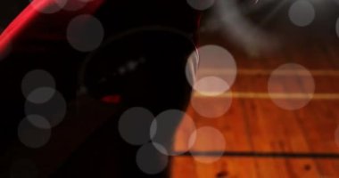 Basketbol antrenmanı yapan Afrikalı Amerikalı erkek basketbolcuya karşı birden fazla ışık noktası var. spor ve spor konsepti