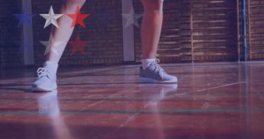 Basketbol antrenmanı yapan beyaz kadın basketbolcuya karşı yıldız sembolleri dizaynı. spor ve spor konsepti