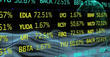 Veri işleme animasyonunun siyah arka planda dünya üzerinde gerçekleşmesi. küresel iş, finans ve dijital arayüz kavramı dijital olarak oluşturulmuş video.