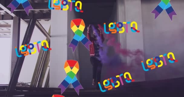 用浓烟将Lgbtq和彩虹丝带投射在非洲裔美国男性抗议者身上 支持数字制作的Lgbt权利和性别平等视频 — 图库视频影像
