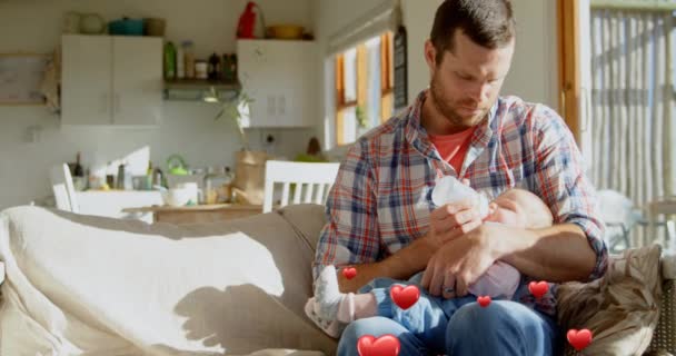 Animación Corazones Sobre Padre Caucásico Alimentando Bebé Con Leche Día — Vídeo de stock