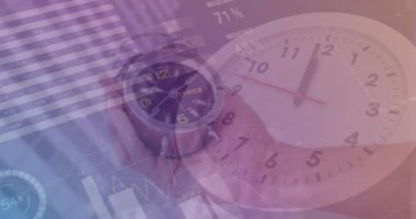 El ele tutuşan saatin üzerinde saat ve veri işleme animasyonu. küresel iş ve dijital arayüz kavramı dijital olarak oluşturulmuş video.