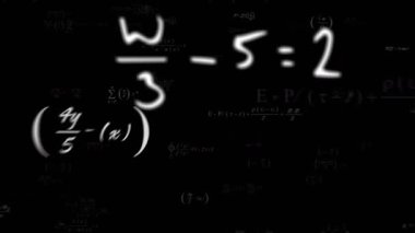 Matematiksel denklemlerin siyah arkaplan üzerindeki animasyonu. eğitim ve dijital arayüz kavramı dijital olarak oluşturulmuş video.