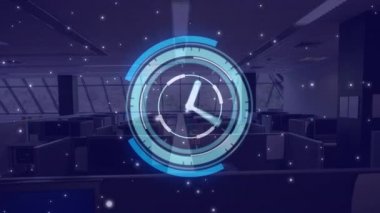 Ofis masalarının üzerinde bilgisayarlarla hareket eden saatin animasyonu. iş, ofis ve zaman kavramında çalışmak dijital olarak oluşturulan video.