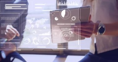 Tablet kullanan çeşitli iş adamları üzerinde veri işleme animasyonu. küresel iş ve dijital arayüz kavramı dijital olarak oluşturulmuş video.