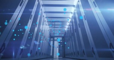 Sunucu odasındaki veri işleme ve asma kilit animasyonları. küresel teknoloji ve dijital arayüz kavramı dijital olarak oluşturulmuş video.