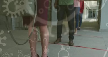 Covid-19 konsept simgeleri kuyrukta duran yüz maskesi takan bir grup insana karşı yüzüyor. covid-19 salgın konsepti