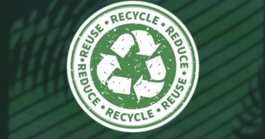 Yeşil arkaplandaki bitkilerin gölgesi yerine metin içeren geri dönüşüm simgesinin canlandırılması. ekoloji ve geri dönüşüm kavramı dijital olarak oluşturulmuş video.