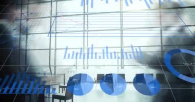 Çeşitli iş adamlarının yürümesi üzerine veri işleme animasyonu. küresel iş ve dijital arayüz kavramı dijital olarak oluşturulmuş video.