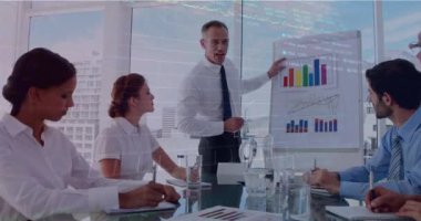 Toplantıda çeşitli iş adamlarının veri işleme animasyonları. küresel iş ve dijital arayüz kavramı dijital olarak oluşturulmuş video.