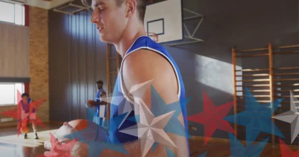 Sahada Basketbol Oynayan Beyaz Erkek Basketbolcuya Karşı Yıldız Sembolleri Dizaynı — Stok video