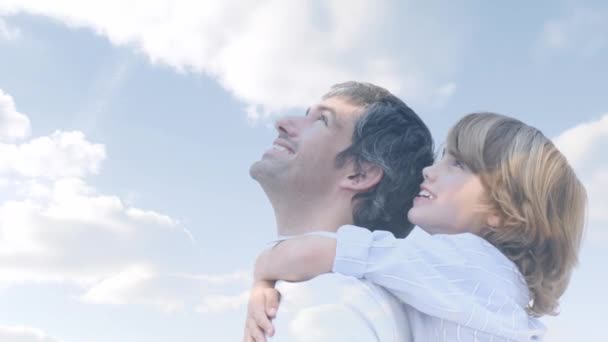 Animação Nuvens Sobre Pai Filho Caucasiano Feliz Divertindo Livre Família — Vídeo de Stock