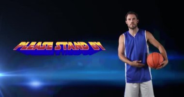 Lütfen mavi arka planda basketbol oynayan beyaz erkek basketbolcunun yanında durun. spor ve spor konsepti