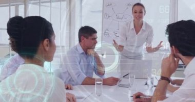 Toplantıda çeşitli iş adamlarının veri işleme animasyonları. küresel iş ve dijital arayüz kavramı dijital olarak oluşturulmuş video.