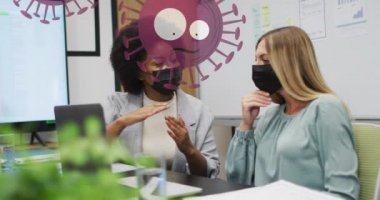 Çoklu çoklu çoklu hücre ikonu ofiste tartışan çeşitli bayan ofis arkadaşlarına karşı düşüyor. covid-19 salgın konsepti