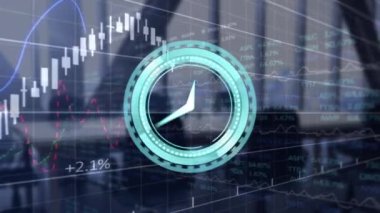 Ofis penceresinin ve finansal verilerin üzerinde hareket eden saatin animasyonu. iş, finans, ofis ve zaman kavramında çalışma dijital olarak oluşturulmuş video.