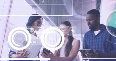 Dizüstü bilgisayar kullanarak çeşitli iş adamlarının veri işleme animasyonları. küresel iş ve dijital arayüz kavramı dijital olarak oluşturulmuş video.