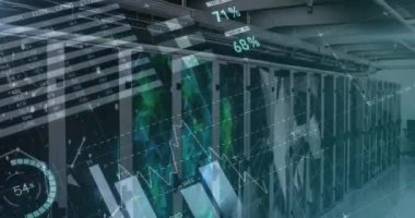 Sunucu odasındaki veri işleme ve şekillerin animasyonu. küresel teknoloji ve dijital arayüz kavramı dijital olarak oluşturulmuş video.