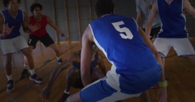 Bir grup erkek basketbolcu sahada basketbol oynuyor. spor ve spor konsepti