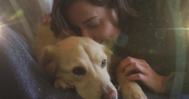 Mancha Luz Contra Primer Plano Mujer Caucásica Abrazando Perro Casa — Vídeos de Stock
