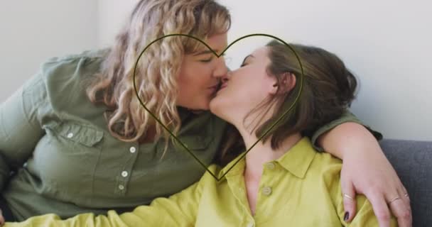 在家里亲吻的快乐的高加索女同性恋夫妇上的霓虹灯心形动画 支持数字制作的Lgbt权利和性别平等视频 — 图库视频影像