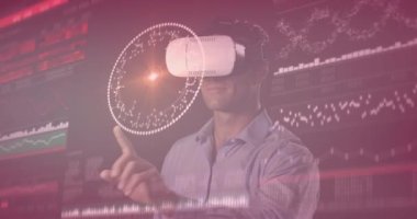 VR kulaklıklı beyaz adamın veri işleme animasyonu. küresel teknoloji ve dijital arayüz kavramı dijital olarak oluşturulmuş video.