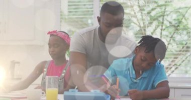 Bokeh 'in animasyonu, mutlu Afrika kökenli Amerikalı baba ve çocukların mutfağında. aile ve birlikte kaliteli zaman geçirme kavramı dijital olarak oluşturulmuş video.