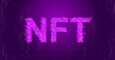 Noktalı menekşe arkaplan üzerinde nft animasyonu. dijital kaynaklar, ağ ve teknoloji konsepti dijital olarak oluşturulmuş video.