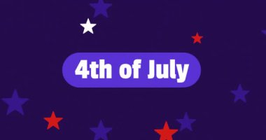 Amerikan bayrağının renkleriyle yıldızların üzerindeki 4 Temmuz metninin animasyonu. Vatanseverlik ve kutlama konsepti dijital olarak oluşturulmuş video.