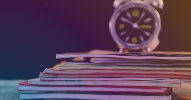 Animación Reloj Libros Sobre Fondo Negro Concepto Interfaz Digital Empresarial — Vídeos de Stock