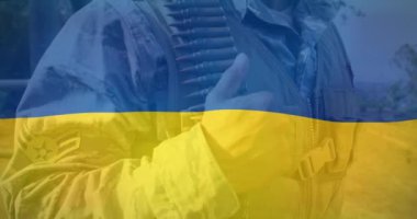 Ukrayna bayrağı üzerinde silahlı melez askerin animasyonu. Ukrayna krizi ve uluslararası politika kavramı dijital olarak oluşturuldu.