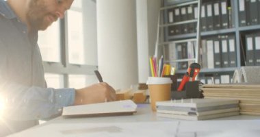 Not defterine yazan beyaz adamın üzerindeki ışığın animasyonu. Dijital olarak oluşturulmuş el yazısı, not alma ve öğrenme kavramı.