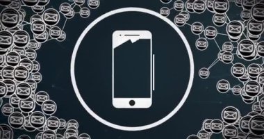 Siyah arkaplanda akıllı telefon ve e-posta bağlantılarının animasyonu. küresel bağlantılar, veri işleme ve teknoloji konsepti dijital olarak oluşturulmuş video.