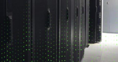 Sunucuların üzerine düşen yeşil sayıların animasyonu. bilgisayarlar, veri işleme ve teknoloji konsepti dijital olarak oluşturulmuş video.