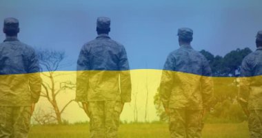 Ukrayna bayrağı üzerinde çeşitli askerlerin arka plan görüntüsü. Ukrayna krizi ve uluslararası politika kavramı dijital olarak oluşturuldu.