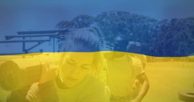 Ukrayna bayrağı üzerinde eğitim sırasında çeşitli askerlerin canlandırılması. Ukrayna krizi ve uluslararası politika kavramı dijital olarak oluşturuldu.