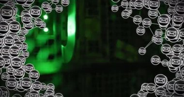 Bilgisayar kabloları üzerinden e-posta simgelerinin canlandırılması. küresel veri işleme ve teknoloji konsepti dijital olarak oluşturulmuş video.