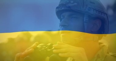 Ukrayna bayrağı üzerinde dürbünü olan melez bir askerin canlandırması. Ukrayna krizi ve uluslararası politika kavramı dijital olarak oluşturuldu.