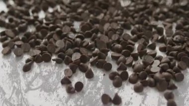 Beyaz ve gri arka planda çikolatalı cips animasyonu. tatlılar, tatlılar ve dijital olarak üretilen çikolata konsepti.