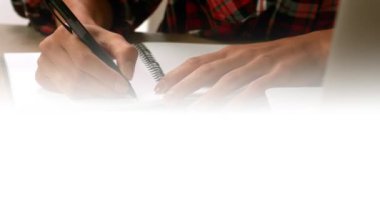 Defterde yazan melez kadın ellerinin üzerindeki ışığın animasyonu. Dijital olarak oluşturulmuş el yazısı, not alma ve öğrenme kavramı.