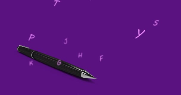 在紫色的背景上浮在笔上的信件的动画 做笔记和学习概念数字生成的视频 — 图库视频影像