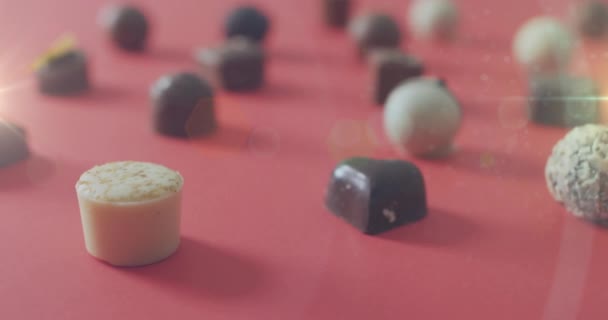 Animation Lumière Sur Les Pralines Chocolat Sur Surface Rouge Bonbons — Video