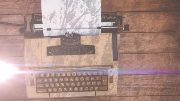 Κινούμενο Φως Πάνω Από Vintage Μηχανή Δακτυλογράφησης Ξύλινη Επιφάνεια Γραφή — Αρχείο Βίντεο