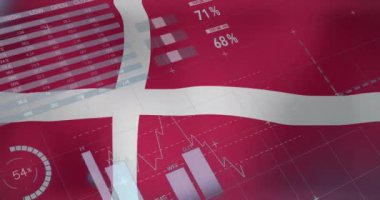 Danimarka bayrağı üzerinde veri işleme animasyonu. küresel iş, finans, bağlantılar ve dijital arayüz konsepti dijital olarak oluşturulmuş video.