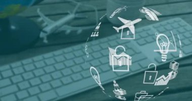 Dijital simgelerin küresi ahşap yüzeyde uçak modeline, dünyaya ve klavyeye karşı dönüyor. iş ve bilgisayar arayüzü teknolojisi kavramı