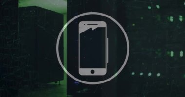 Sunucu odasında akıllı telefon simgesi ve veri işleme animasyonu. küresel iş, finans, bağlantılar ve dijital arayüz konsepti dijital olarak oluşturulmuş video.