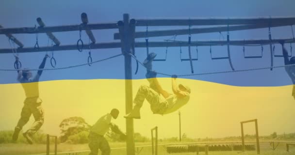 Animacja Różnorodnych Żołnierzy Ćwiczących Nad Ukraińską Flagą Ukraiński Kryzys Międzynarodowa — Wideo stockowe