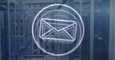 Bilgisayar sunucu odasına karşı mesaj simgesi ve veri işleme. küresel ağ oluşturma ve veri depolama teknolojisi kavramı