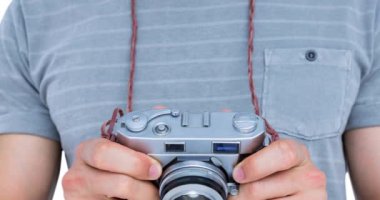 Beyaz arka plan üzerinde kamera tutan beyaz bir adamın animasyonu. Ulusal fotoğraf günü ve dijital olarak oluşturulan kutlama konsepti.